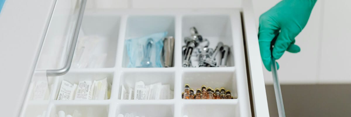 Drawer dividers in a medical trolley drawer